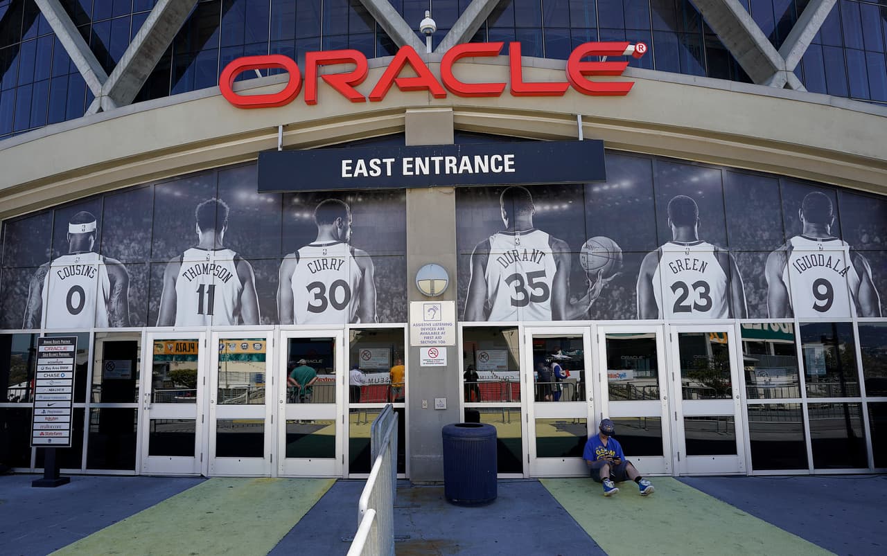 Los jugadores de Raptors y Warriors llegaron a Oracle Arena para la disputa del Juego 6 de las Finales NBA. Toronto busca destapar la champaña en patio ajeno y Golden State vivir un día más. Es el último partido NBA en la historia de Oracle Arena, en Oakland, ya que la temporada entrante el equipo se mudará al moderno Chase Center en San Francisco. Por ese motivo los aficionados acudieron a despedirse de la que ha sido su casa por más de cinco décadas.
