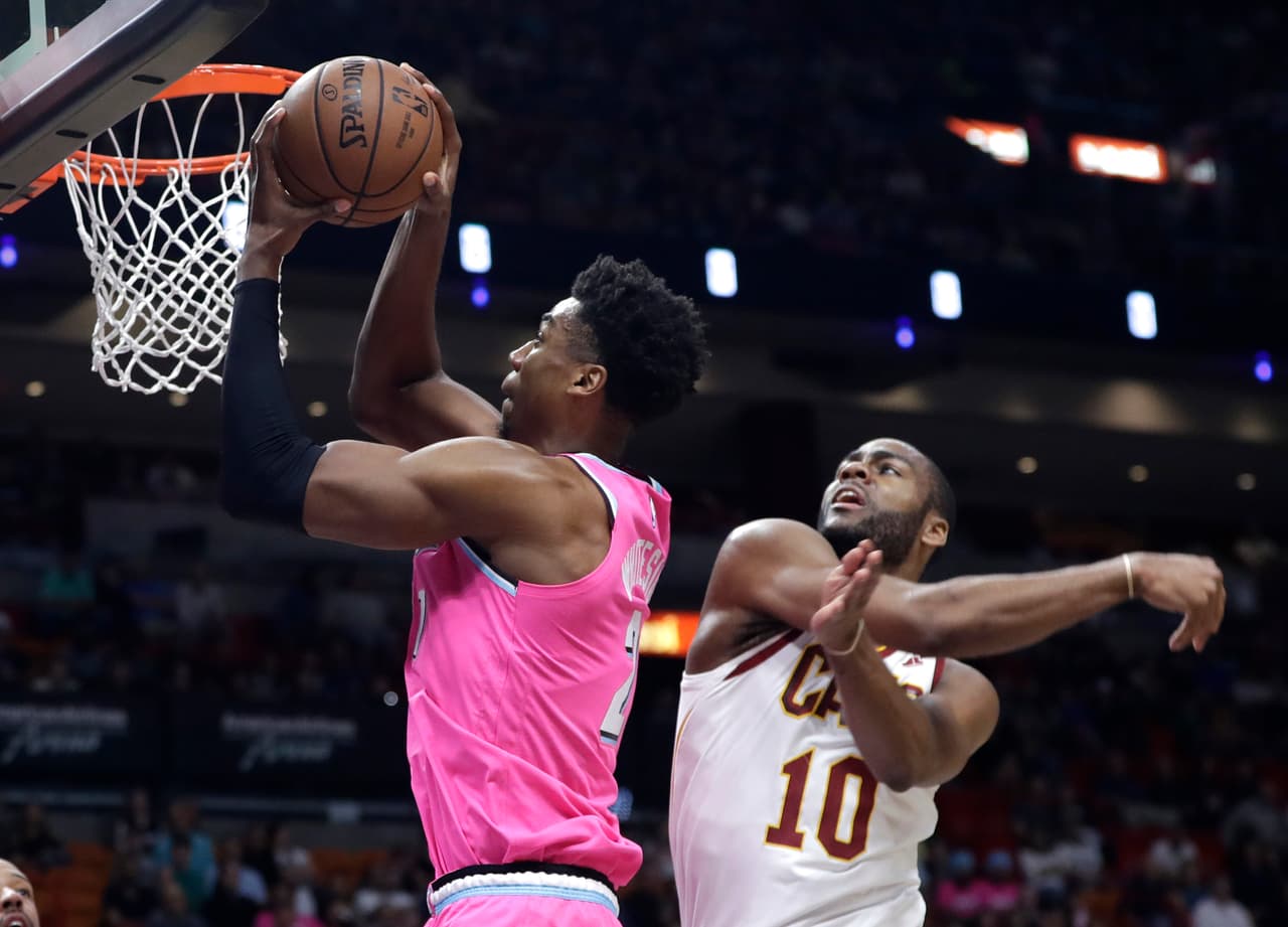 Más resultados del viernes: Cleveland Cavaliers 94-118 Miami Heat.