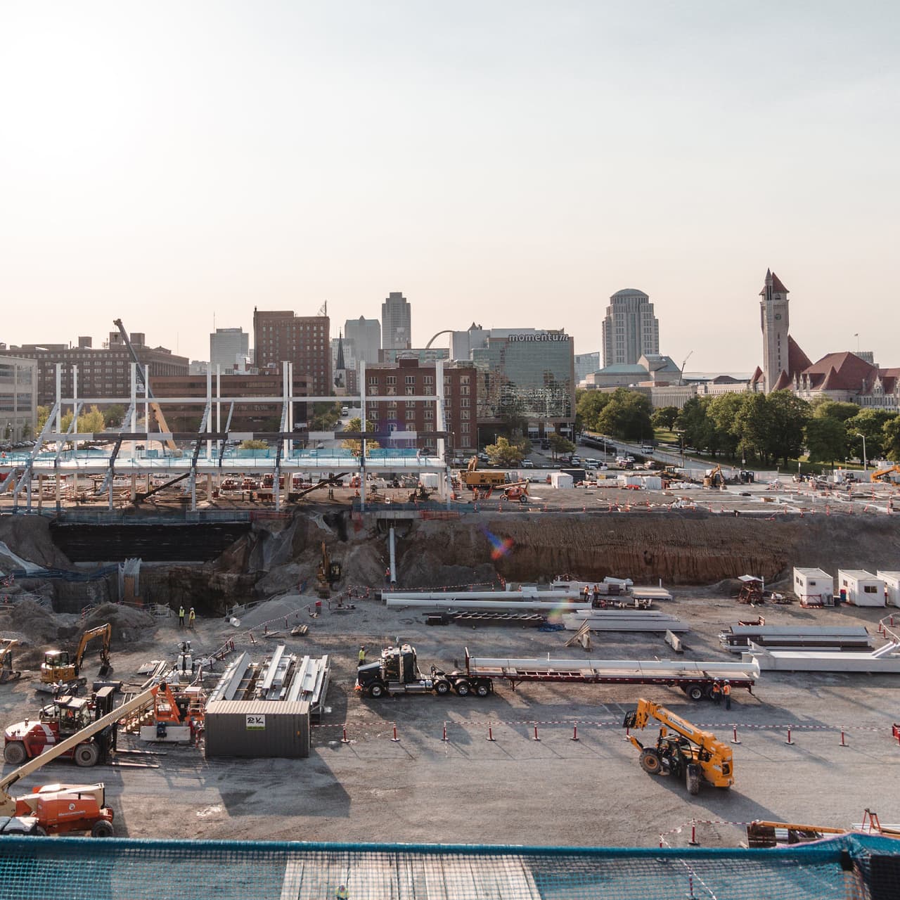 El nuevo estadio va transformando el skyline de St. Louis.