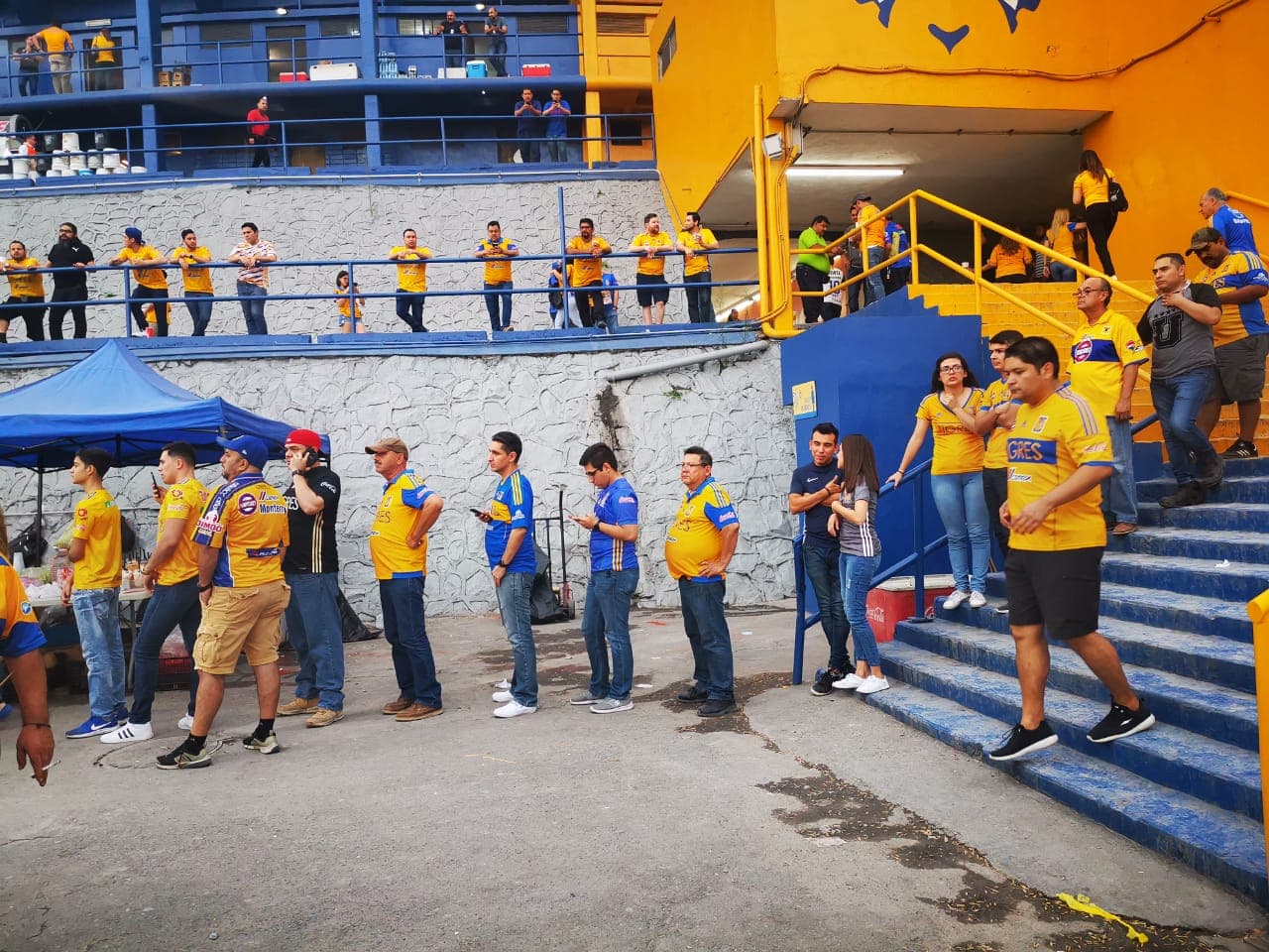 Aficionados de Tigres, mayoritariamente, y del León, tomaron por 'asalto' las inmediaciones del Estadio Universitario para atestiguar el juego de Ida de la Final del Clausura 2019 de la Liga MX en Monterrey. Se esmeraron y le pusieron un fantástico ambiente.