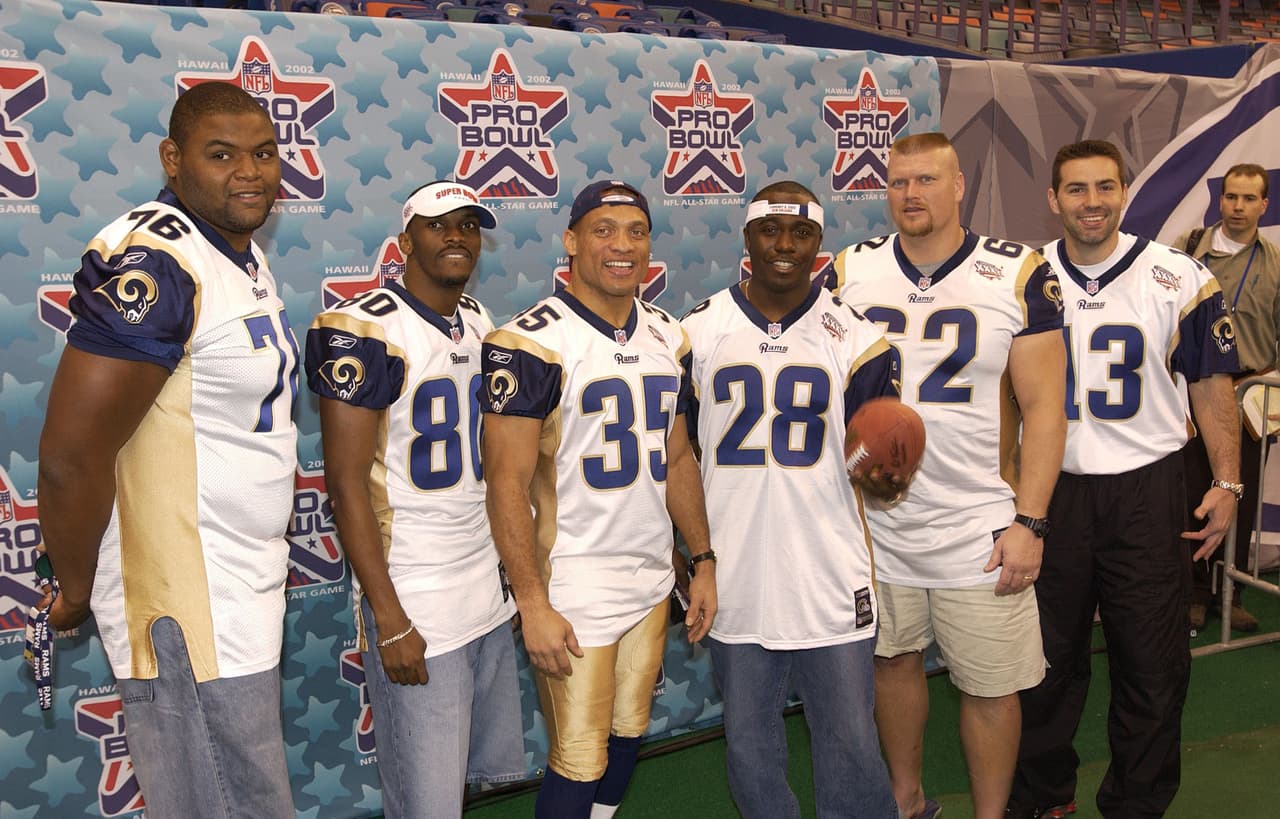 ‘The Greatest Show on Turf’, como era apodado el equipo, ha producido tres miembros de Salón de la Fama – Kurt Warner, Marshall Faulk y el tackle izquierdo Orlando Pace – con los receptores Isaac Bruce y Torry Holt con posibilidades de unírseles en Canton. Entre ellos también estaban, Ricky Proehl y Az-Zahir Hakim, esa ofensiva fue simplemente excepcional de ver.