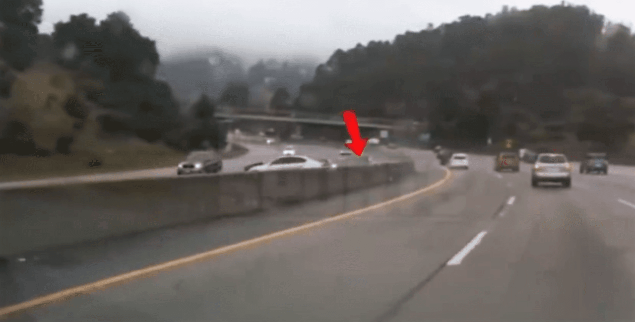 Un vehículo que circulaba en sentido opuesto al que se generó el accidente llevaba una cámara que iba grabando el trayecto y fue gracias a eso que se conocen estas imágenes del choque.