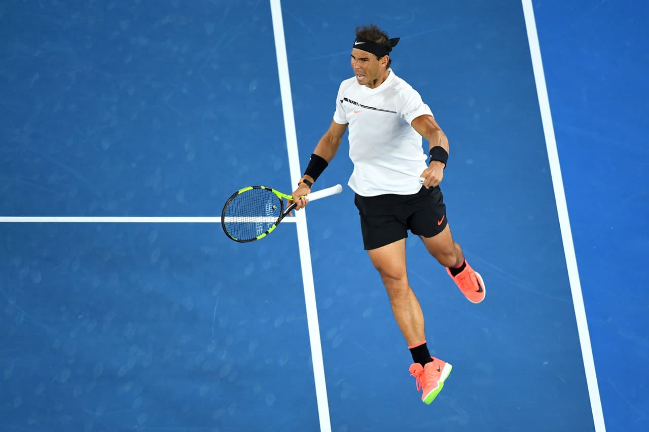El español Rafael Nadal derrotó al canadiense Milos Raonic, el cabeza de serie más alto que quedaba en liza (3), por 6-4, 7-6 (7) y 6-4 para regresar hecho una furia a las semifinales del Australian Open y lograr su victoria 50 en este torneo.