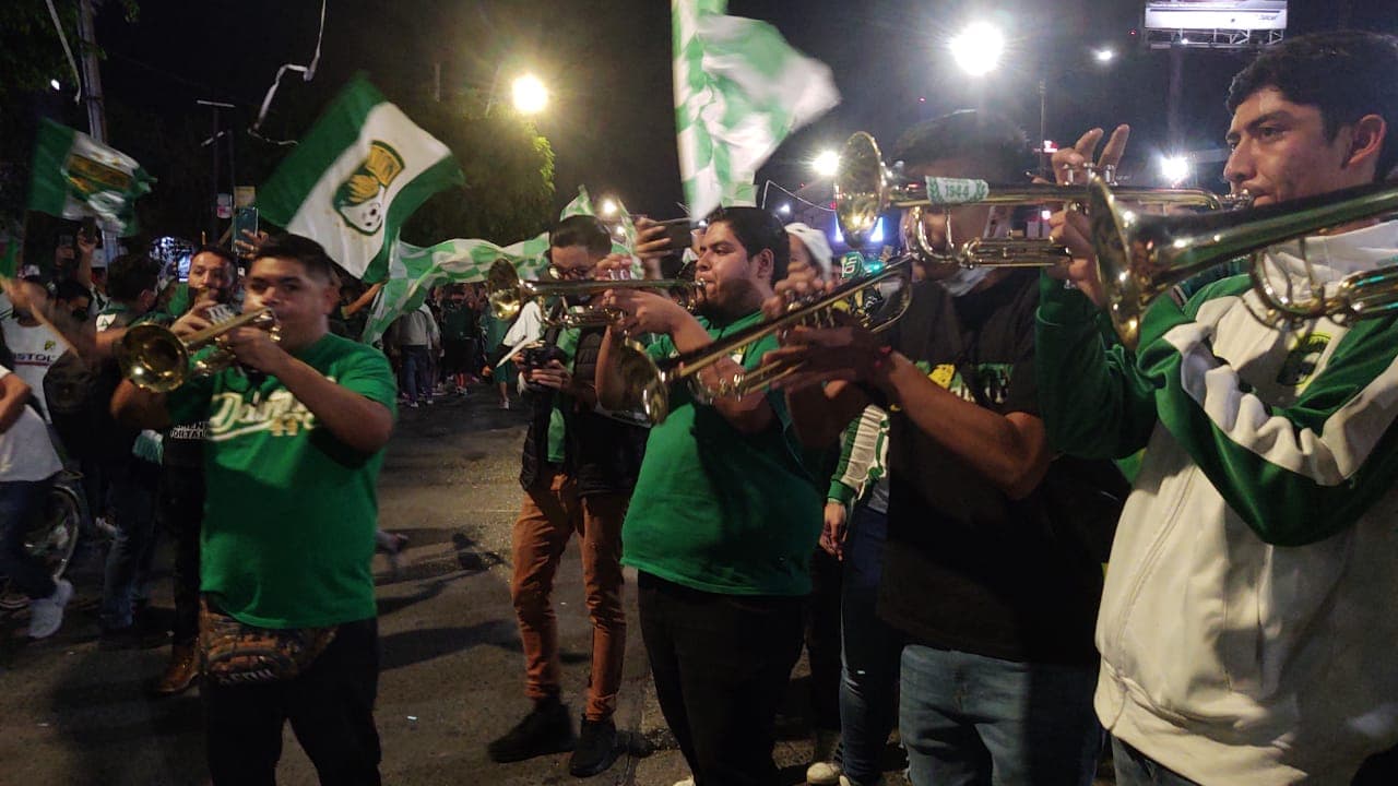 Así se vive la previa de la Semifinal de vuelta León vs Chivas | Los aficionados del conjunto esmeralda dejaron de lado los protocolos sanitarios para apoyar en el Estadio de León.
