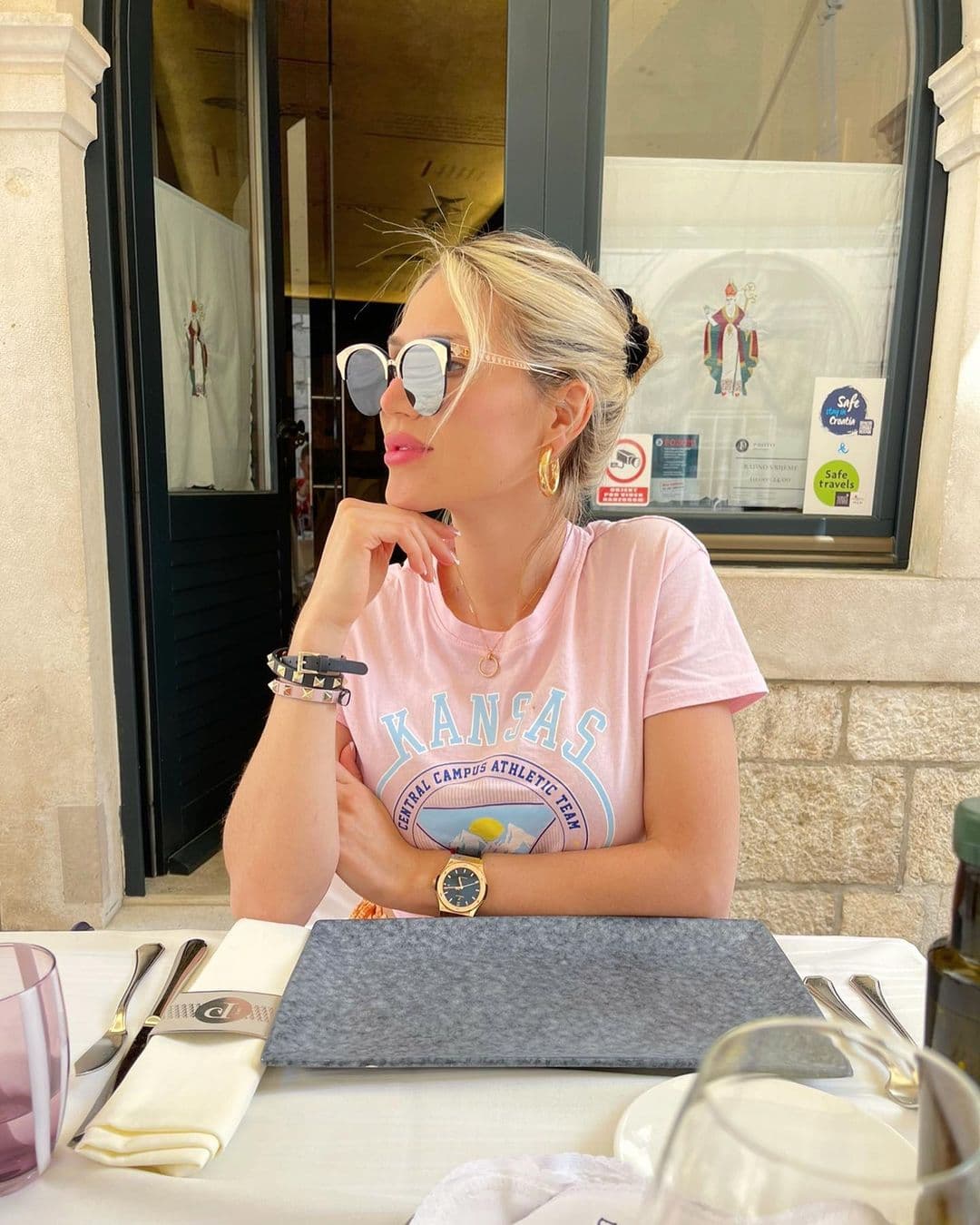 Fernanda y 'Canelo' seguro que nos mantendrán muy ocupados con
<a href="https://www.univision.com/radio/radio-nacional/canelo-alvarez-cumplio-30-anos-y-esta-es-su-vida-fuera-del-ring-su-musica-pasiones-y-extravagancias-fotos" target="_blank">su extravagante vida</a> y viajes llenos de lujos.