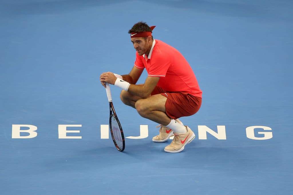 El tenista argentino Juan Martín Del Potro se bajó del Abierto de Miami debido a una lesión en su rodilla derecha, una lastimadura recurrente y que además de no darle tregua ha puesto bajo amenaza su carrera.