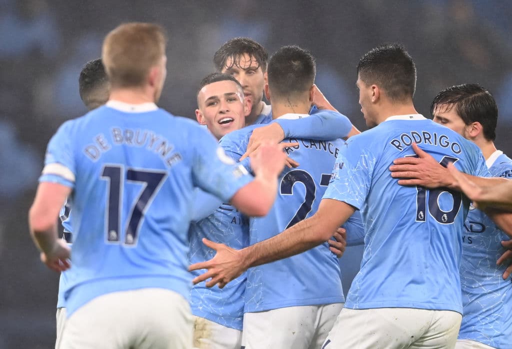 En un duelo bajo la lluvia, Manchester City derrota a Brighton and Hove Albion 1-0 en su partido pendiente, pospuesto por Coronavirus. La anotación corrió a cargo de Phil Foden y con una brillante actuación de Kevin de Bruyne.