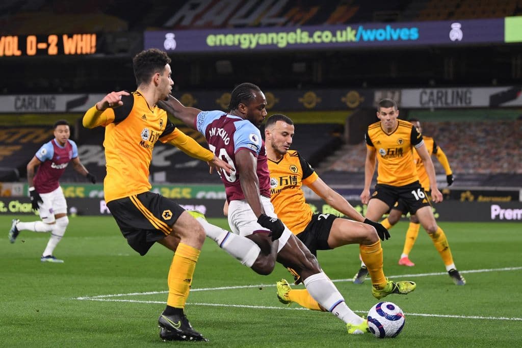 West Ham se impone al Wolverhampton 3-2 cerrando así la fecha 30 de la Premier League. Los Wolves estuvieron cerca de igualar el marcador, pero los goles de Leander Dendonker y Fabio Silva no fueron suficientes ante las anotaciones de Jesse Lingard, Pablo Fornals y Jarrod Bowen. El mexicano Raúl Jiménez aún sigue en recuperación.