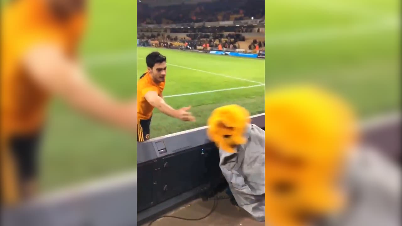 ¡Sencillez de ídolo! Raúl Jiménez hizo feliz a un pequeño aficionado