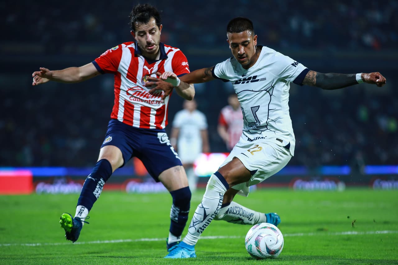 Pese la polémica de la mano no marcada en la Ida de Cuartos a favor de Pumas, los universitarios ganaron contundentemente a Chivas en la Vuelta con un 3-1 global gracias a los goles de César Huerta, Gabriel 'Toro' Fernández y el autogol de Antonio Briseño.