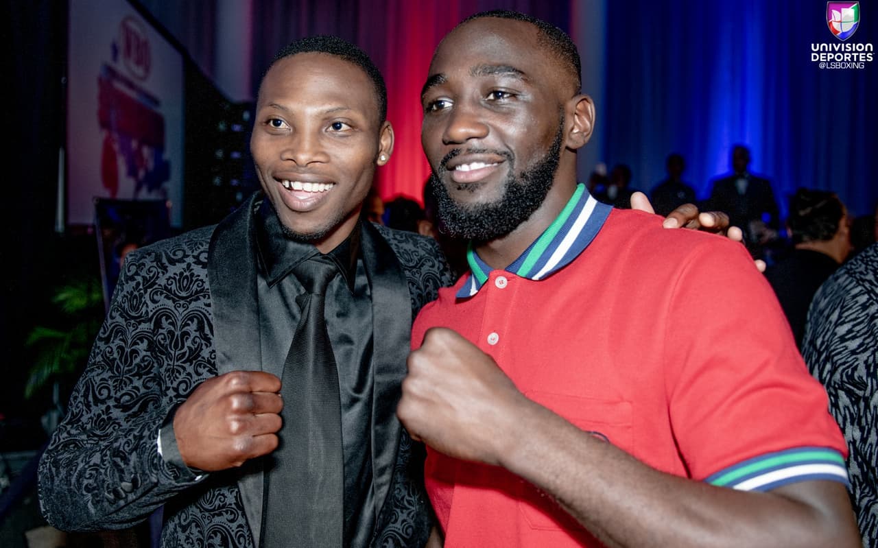 Zolani 'Last Born' Tete (izquierda) con Terence Crawford (derecha), peleador del año de la OMB.