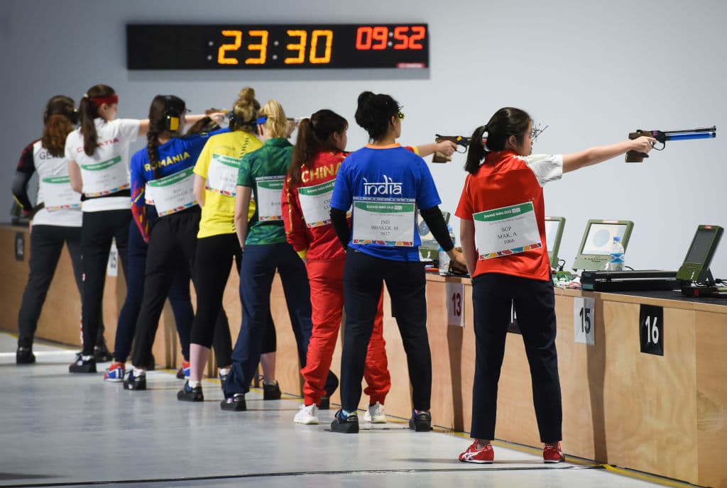 Ocho competidoras en la galería de tiro deportivo. Aquí disputando las medallas en la prueba de pistola de aire 10 metros.