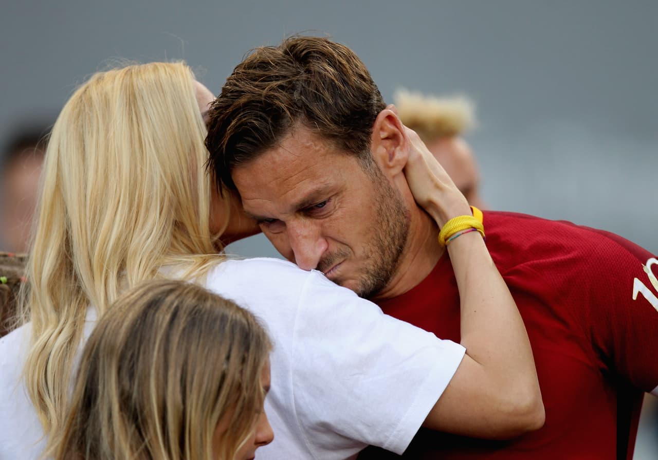 ROME, ITALY - MAY 28: Francesco Totti of AS Roma cries after his last match with his wife Ilary Blasi after the Serie A match between AS Roma and Genoa CFC at Stadio Olimpico on May 28, 2017 in Rome, Italy. (Photo by Paolo Bruno/Getty Images)