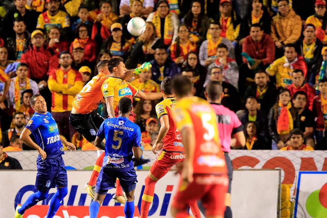 El delantero mexicano poco pudo hacer para evitar la caída de su equipo.