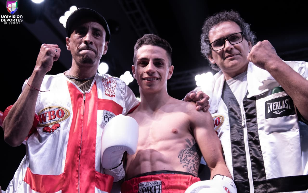 Agustín Mauro Gauto (10-0-0, 6KOs) de Argentina tuvo poco trabajo ante José Antonio Jiménez (20-10-1, 9KOs) de Colombia para capturar el título latino vacante de peso mosca de la OMB. Gauto mandó a Jiménez a la lona en el primer asalto, y el réferi, Fred Ghartey, dio por terminada la contienda.