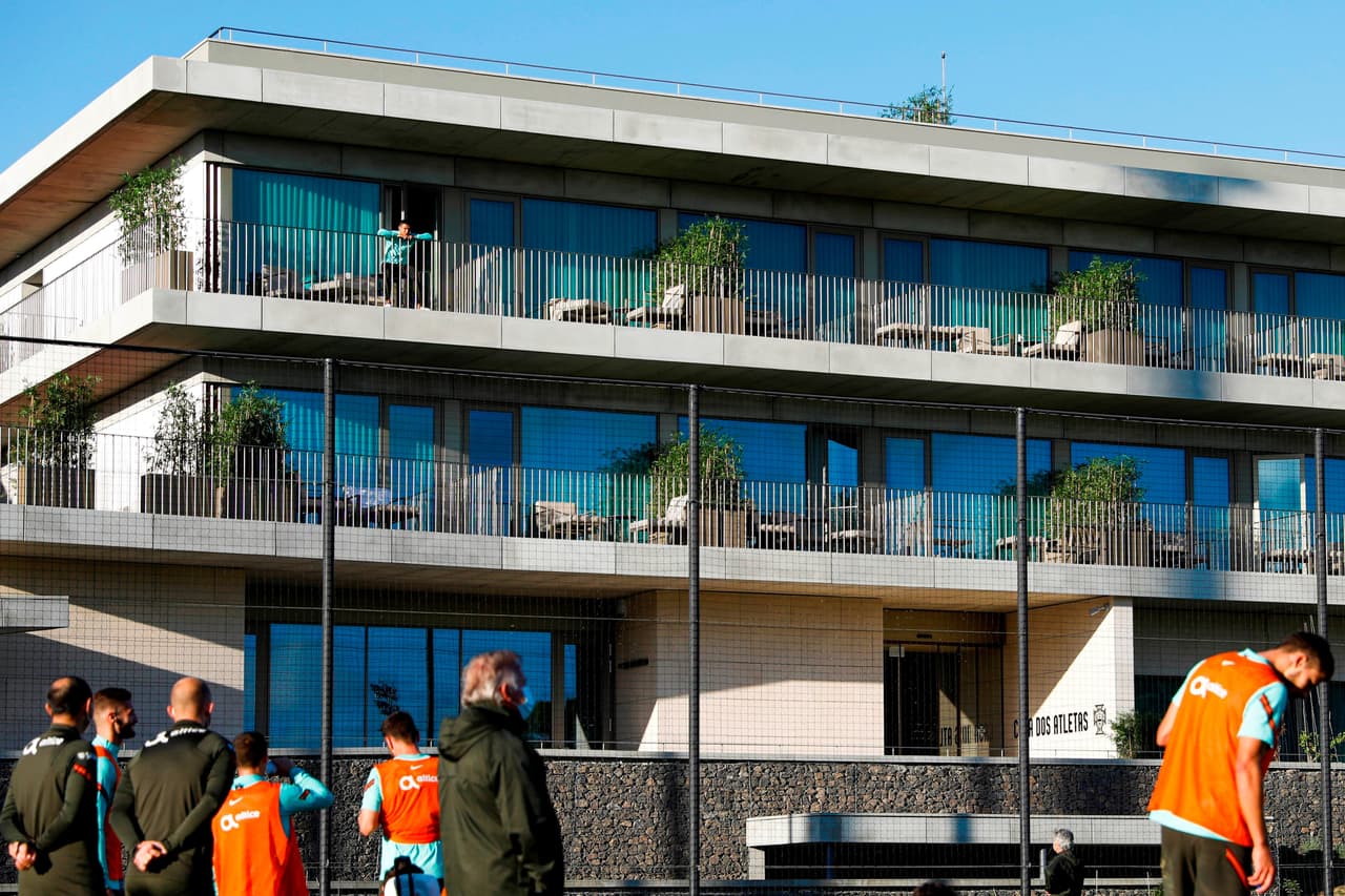 Cristiano Ronaldo sigue práctica de Portugal desde el balcón