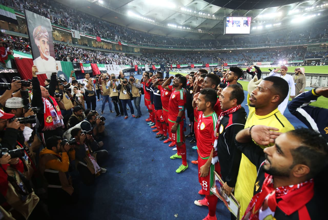 Las autoridades informaron que el accidente se produjo debido a que los aficionados hicieron presión sobre la barrera mientras estaban felicitando a sus jugadores.