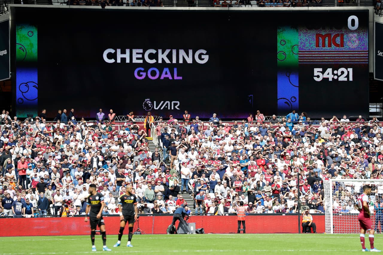 VAR se estrena en la Premier League