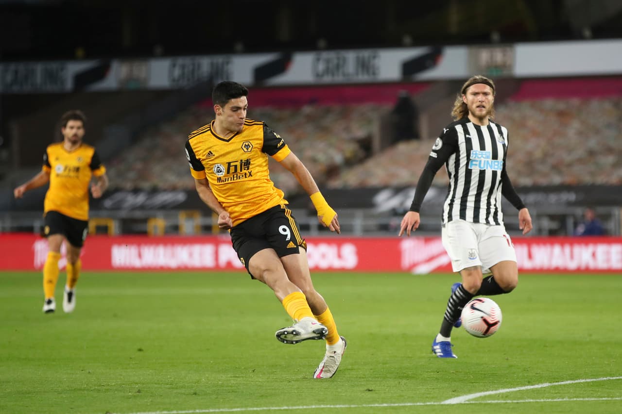 De último minuto empata Newcastle ante el Wolverhampton en el Estadio Molineaux. El mexicano Raúl Jiménez anotó el primer gol del encuentro, pero fue al minuto 88 cuando Jacob Murtphy le da el gol del empate a los 'Magpies' en la quinta jornada de la Premier League.