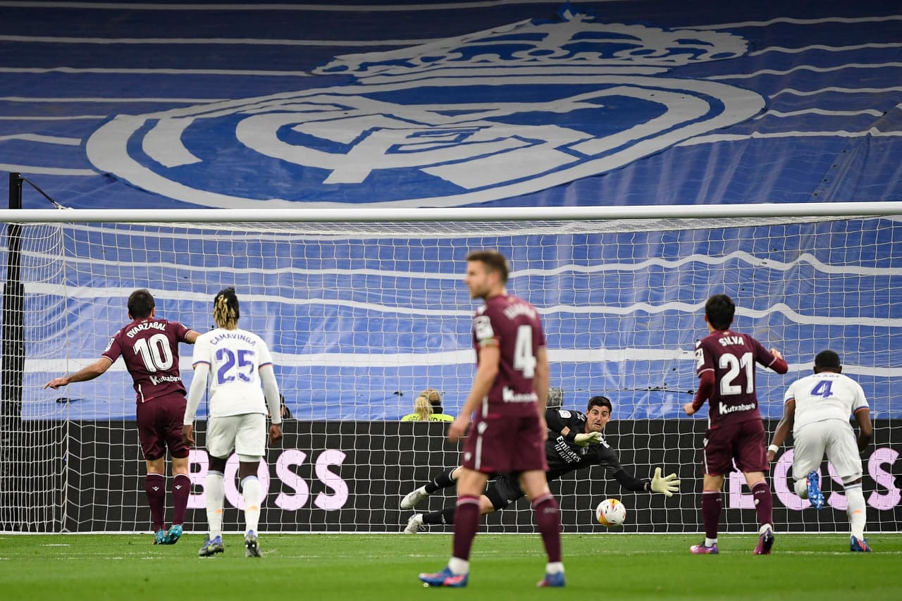 El partido arrancó mal para el Madrid que vio a los 10 minutos de juego un penal en su contra y que convirtió Mikel Oyarzabal para tomar la ventaja en el Santiago Bernabéu.