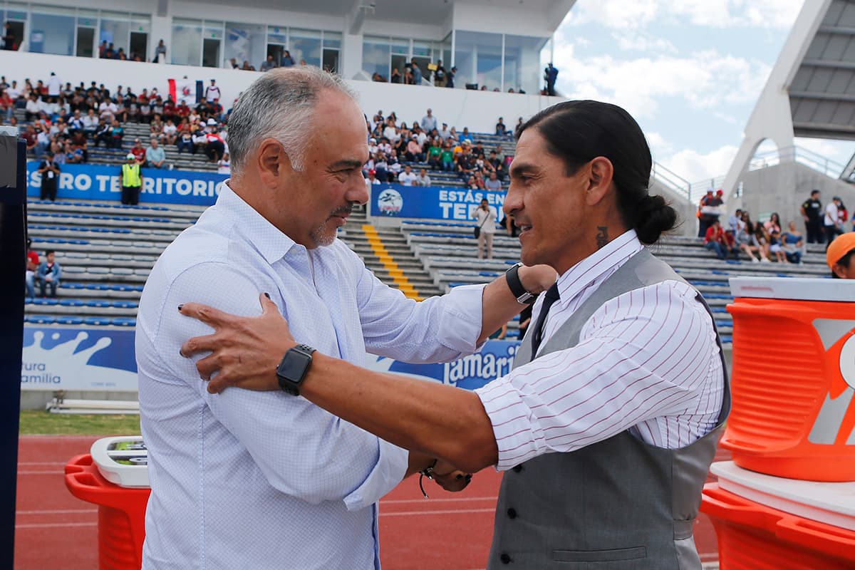 El saludo previo entre los entrenadores, Guillermo Vázquez (izquierda) de Veracruz, y Juan Francisco Palencia (derecha) de Lobos BUAP.