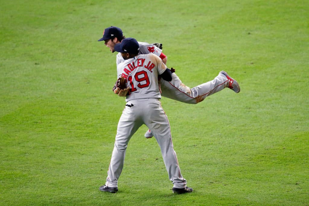En la novena, con bases llenas y otro salvamento de angustia a flor de piel de Craig KImbrel, Benintendi hace una atradapa robándole el hit del triunfo a Bregman y el out 27 fue un atrapadón.