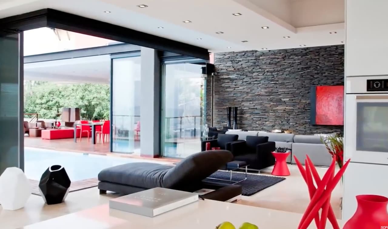 El primero y el más conocido es la que se encuentra en una exclusiva zona residencial de Bellamar, en Castelldefels, a las afueras de Barcelona.
<br>