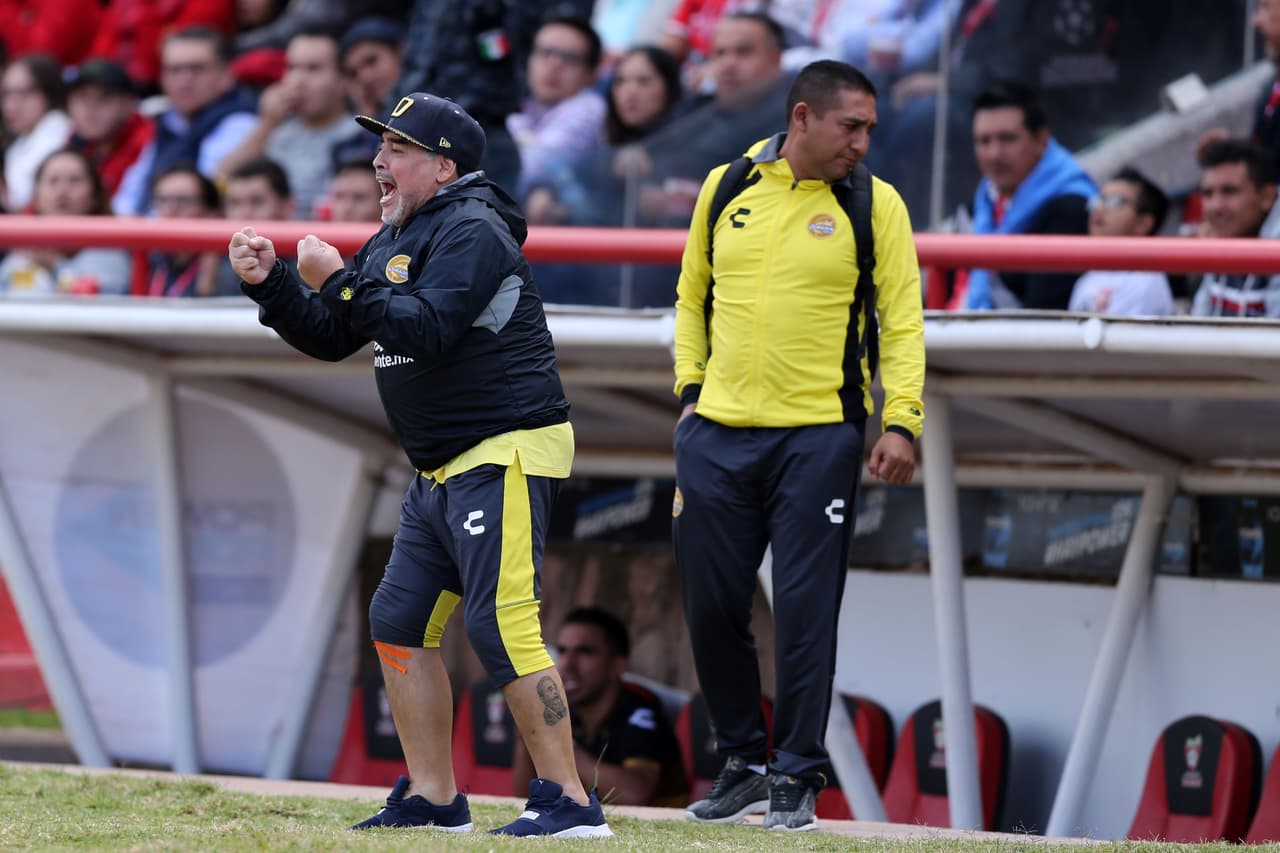 Y es que cuando empiezan los partidos, el técnico parece convertirse en uno más en la cancha.