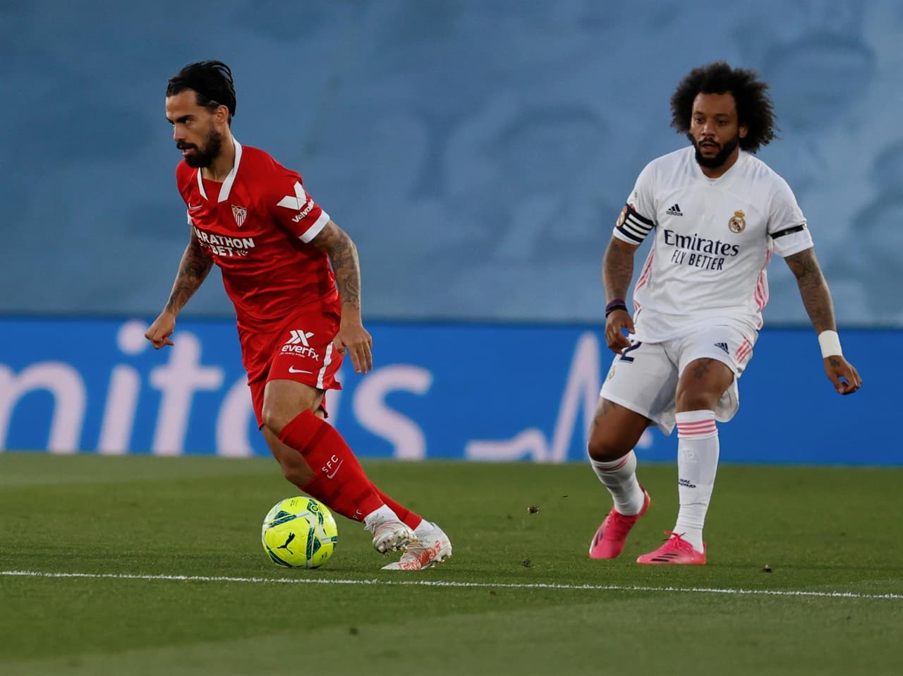 Real Madrid logra el empate de último minuto ante el Sevilla durante la fecha 34 de La Liga. Fernando Reguez e Iván Rakitic le daban la ventaja al equipo andaluz. Marco Asenesio anotó el primer tanto para el equipo merengue, pero fue al minuto 94 que Diego Carlos logró sumar un punto en el Alfredo Di Stéfano.