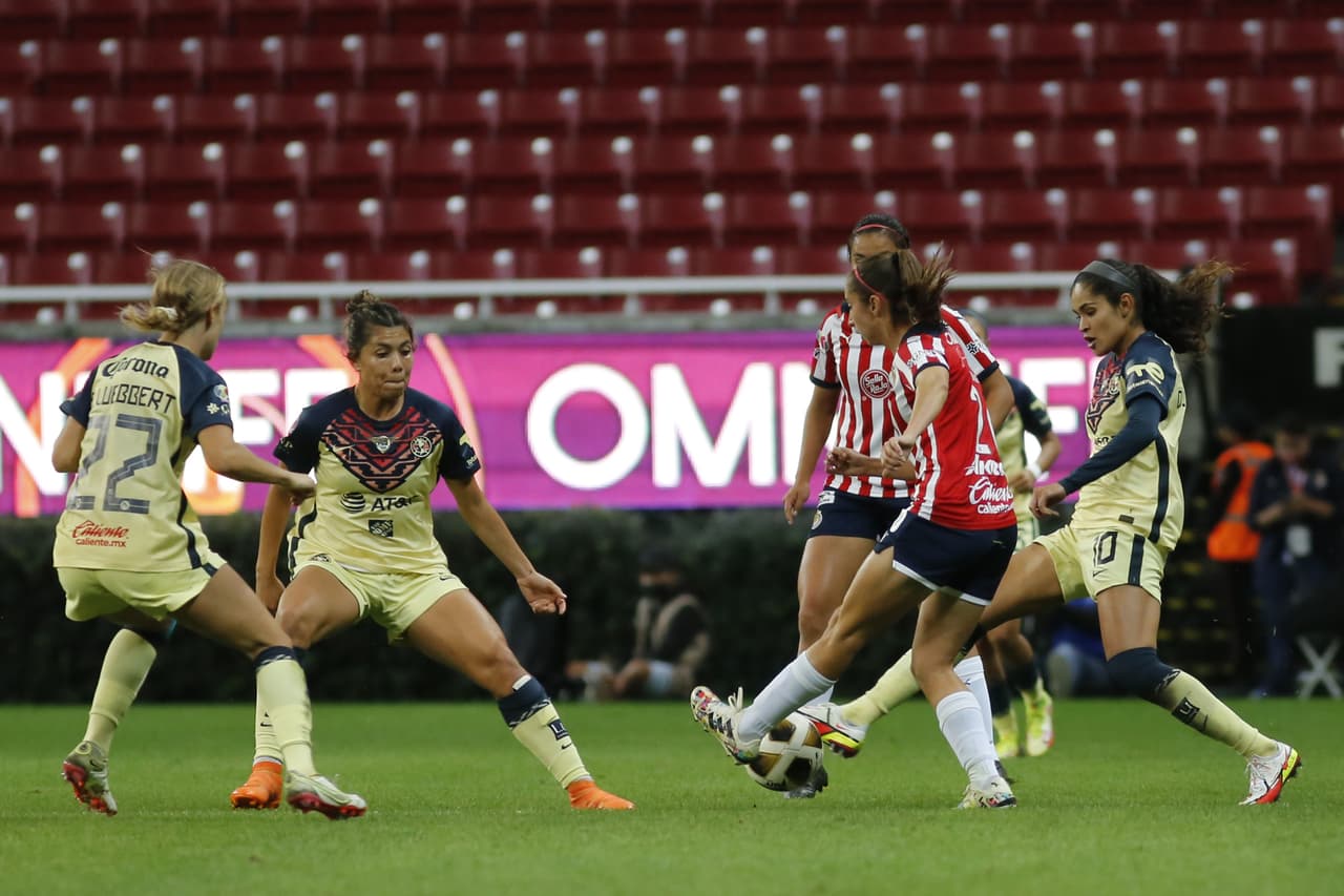 Chivas necesitaba ganar para avanar a las Semifinales, pero no pudo generar opciones claras en el marco del América.