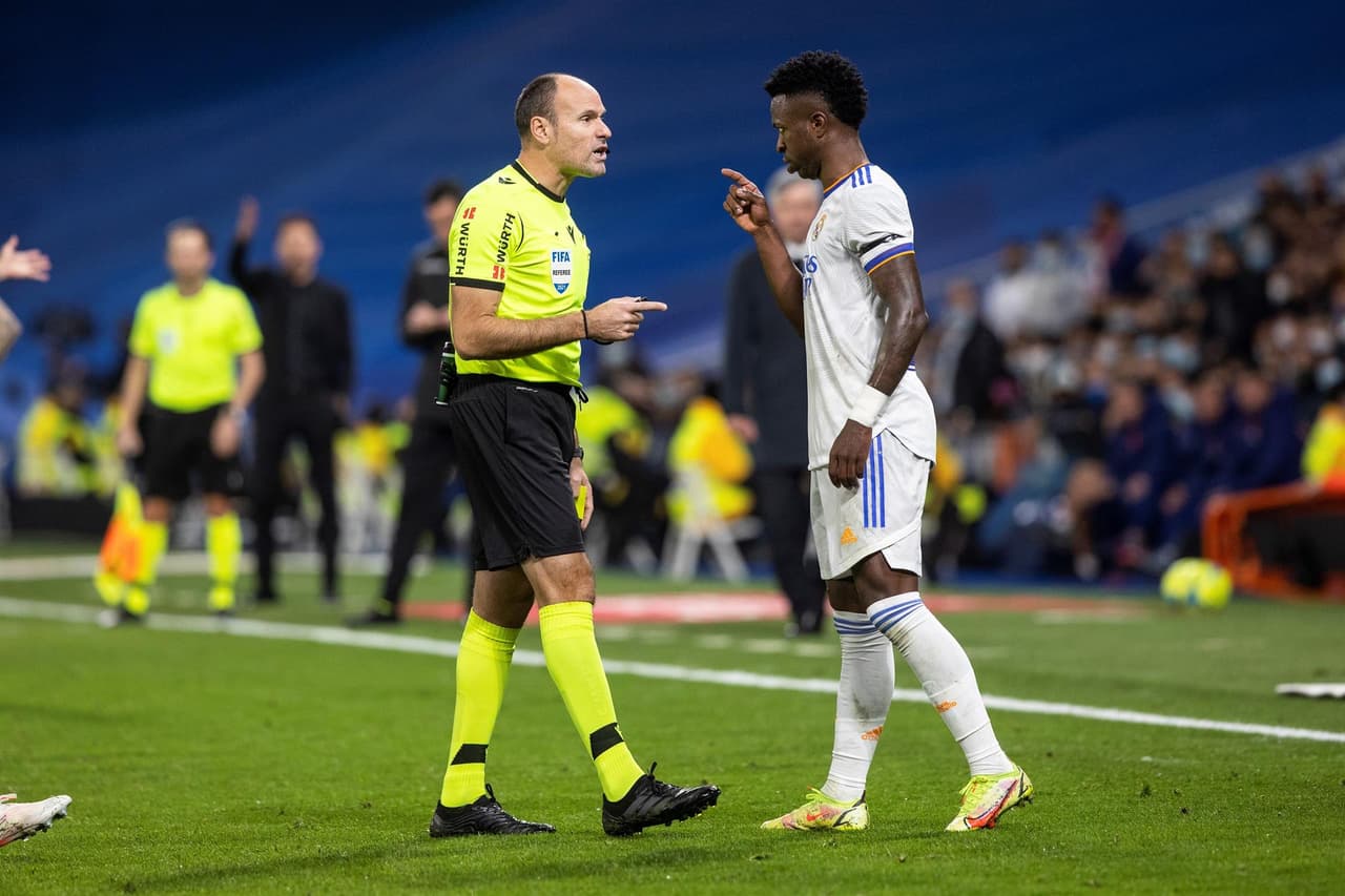 Con goles de Karim Benzema y Marco Asencio, el Real Madrid se impone al Atlético de Madrid, se lleva el Derby y sigue con paso perfecto en La Liga.