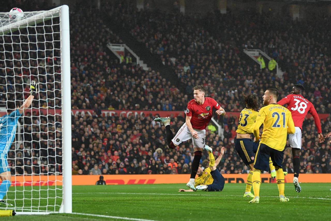 Aunque los Gunners están en zona de competencias europeas, los Red Devils tampoco están muy alejados, pues solo una victoria los separa de los puestos privilegiados.