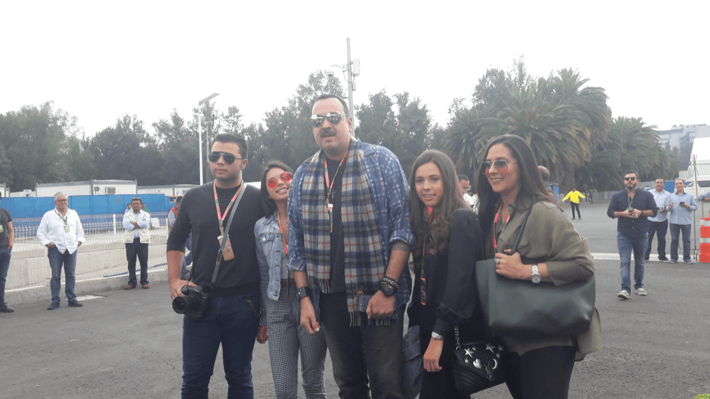 Por otro lado, el cantante Pepe Aguilar asitió con su toda familia al Hermanos Rodríguez.