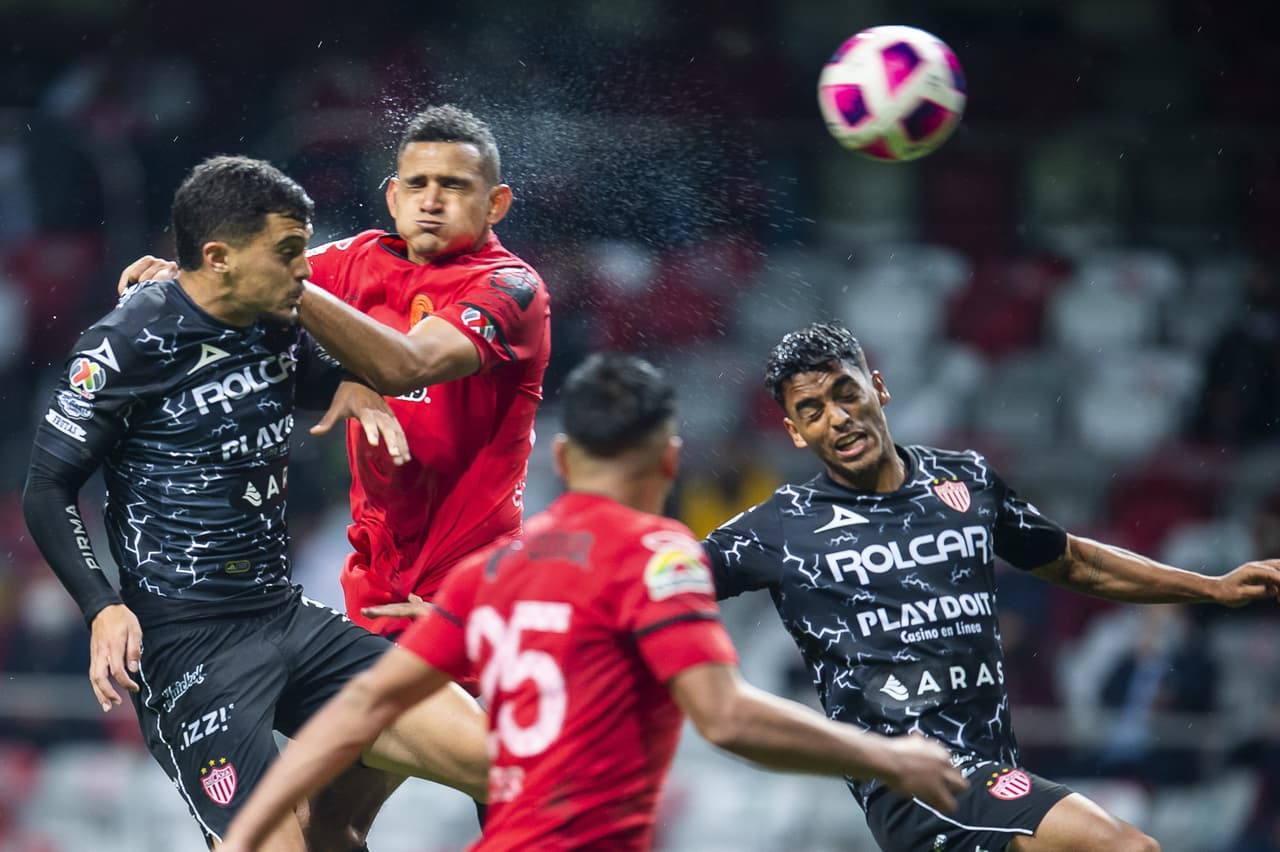 Alex Zendejas adelantó a Necaxa al minuto 52 y Toluca no se trada en reaccionar y empatan el encuentro al minuto 56.
