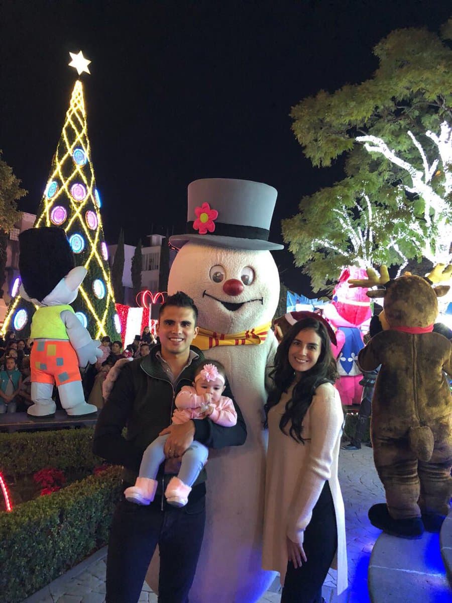 Los olímpicos 'Pollo' García y Paola Espinosa celebraron con su pequeña hija.