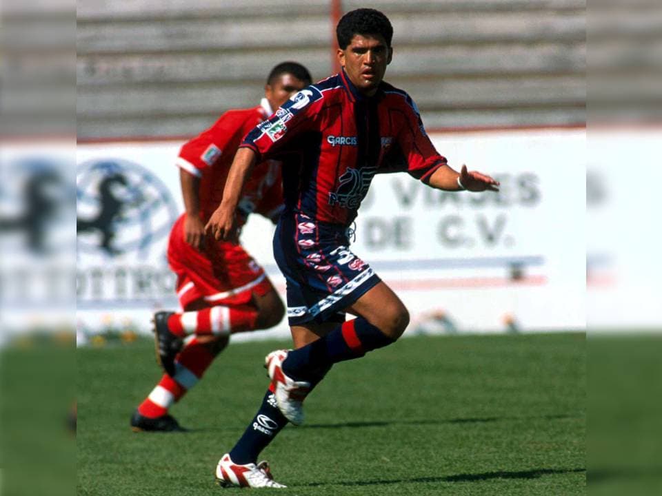 Al final no se quedó y regresó al país para jugar con las Chivas un año, pues no fue tomado en cuenta y decidió emigrar.