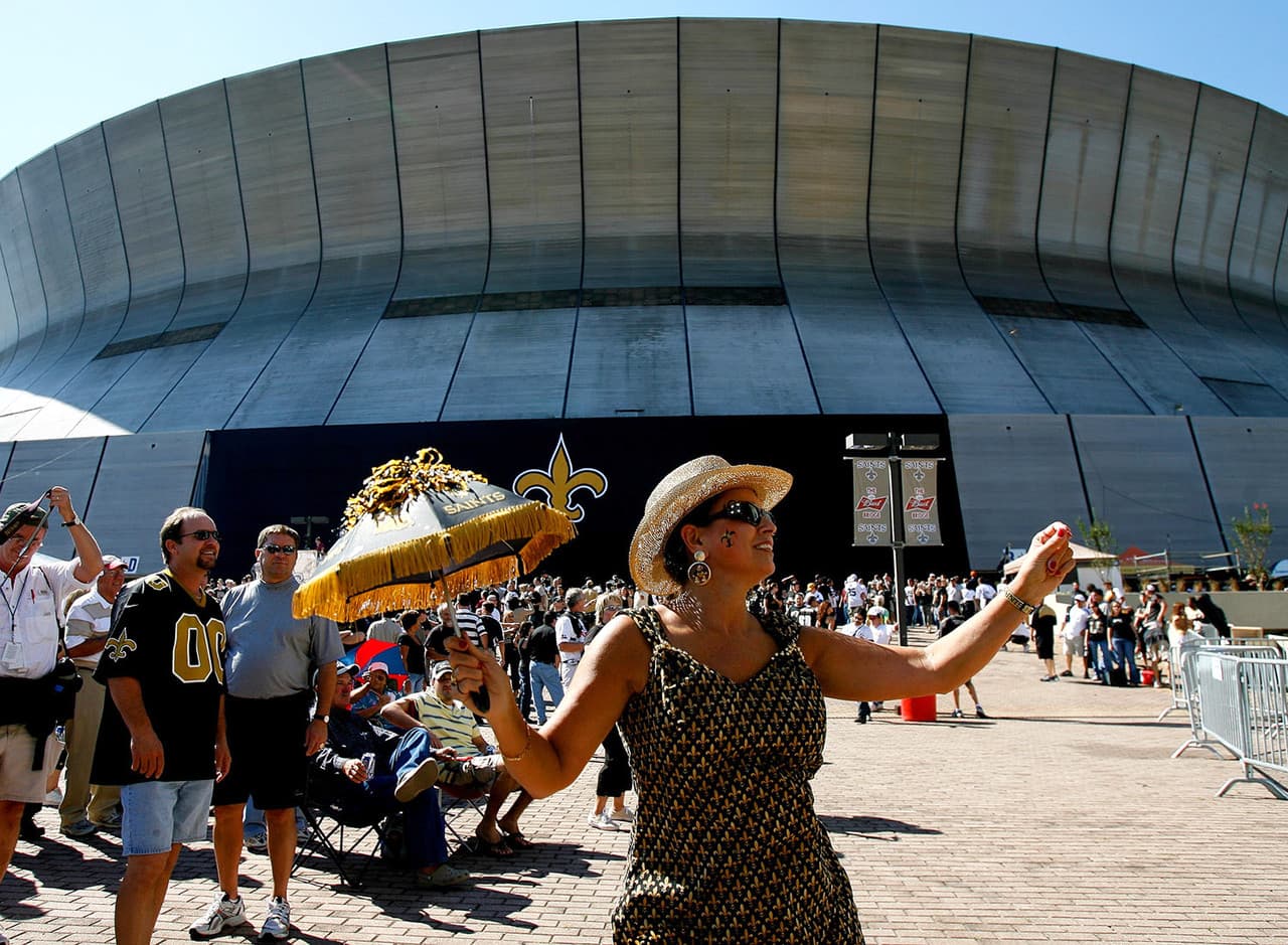 <b>La vuelta de los aficionados</b>
<br>La seguidora de los Saints, Kathy Spadoni, baila frente al Superdome de Nueva Orleans el lunes 25 de septiembre de 2006. El juego de Lunes por la Noche entre los Atlanta Falcons y los New Orleans Saints es el primer evento en el Superdome desde que fue gravemente dañado por el Huracán Katrina.