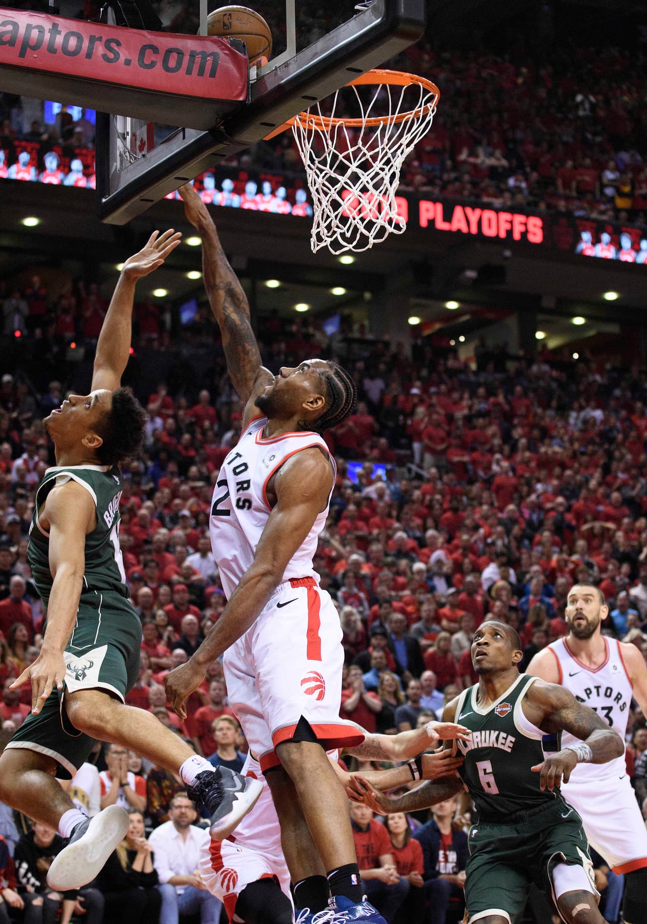 Los Toronto Raptors sobrevivieron a un partido que se fue a doble tiempo extra para sacar el triunfo por 118-112 sobre los Milwaukee Bucks en el Juego 3 de la Final de la Conferencia del Este de la Postemporada de la NBA en Scotiabank Arena. Luego de este resultado a contienda se pone 2-1 en favor de los Bucks y en Toronto se reanuda la batalla el próximo martes.