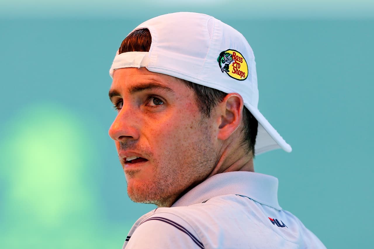 Isner jugó con la tradicional gorra que lo caracteriza, muy al estilo de su compatriota, Andy Roddick,