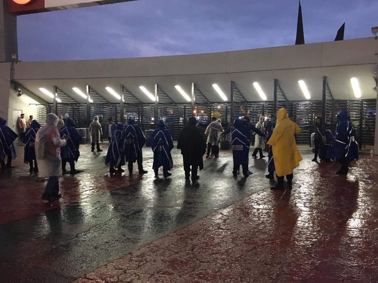 La lluvia no fue factor para que los aficionados faltaran a la cita de esta noche en el Estadio Azteca.