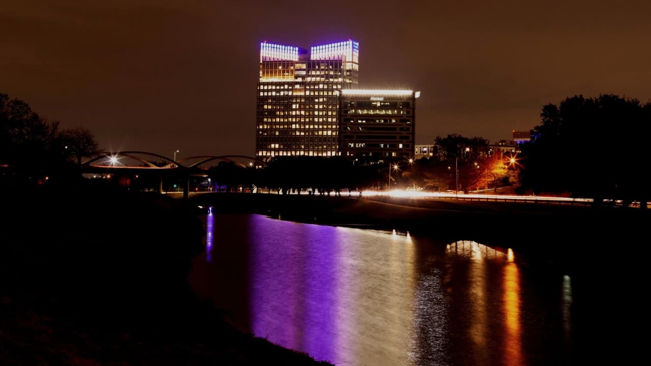 En Fort Worth los edificios emblemáticos del centro de la ciudad fueron iluminados en azul y amarillo en apoyo a las tropas de Ucrania.