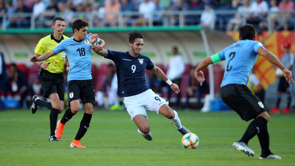 Aunque no marcó, el delantero Leonardo Campana (centro) se encargó de generar espacios para el ataque ecuatoriano.