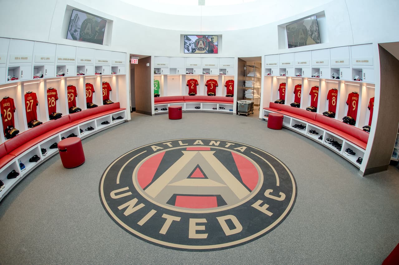 La nueva sede cuenta con vestidores independientes para el primer equipo y seis de fuerzas básicas o academia.