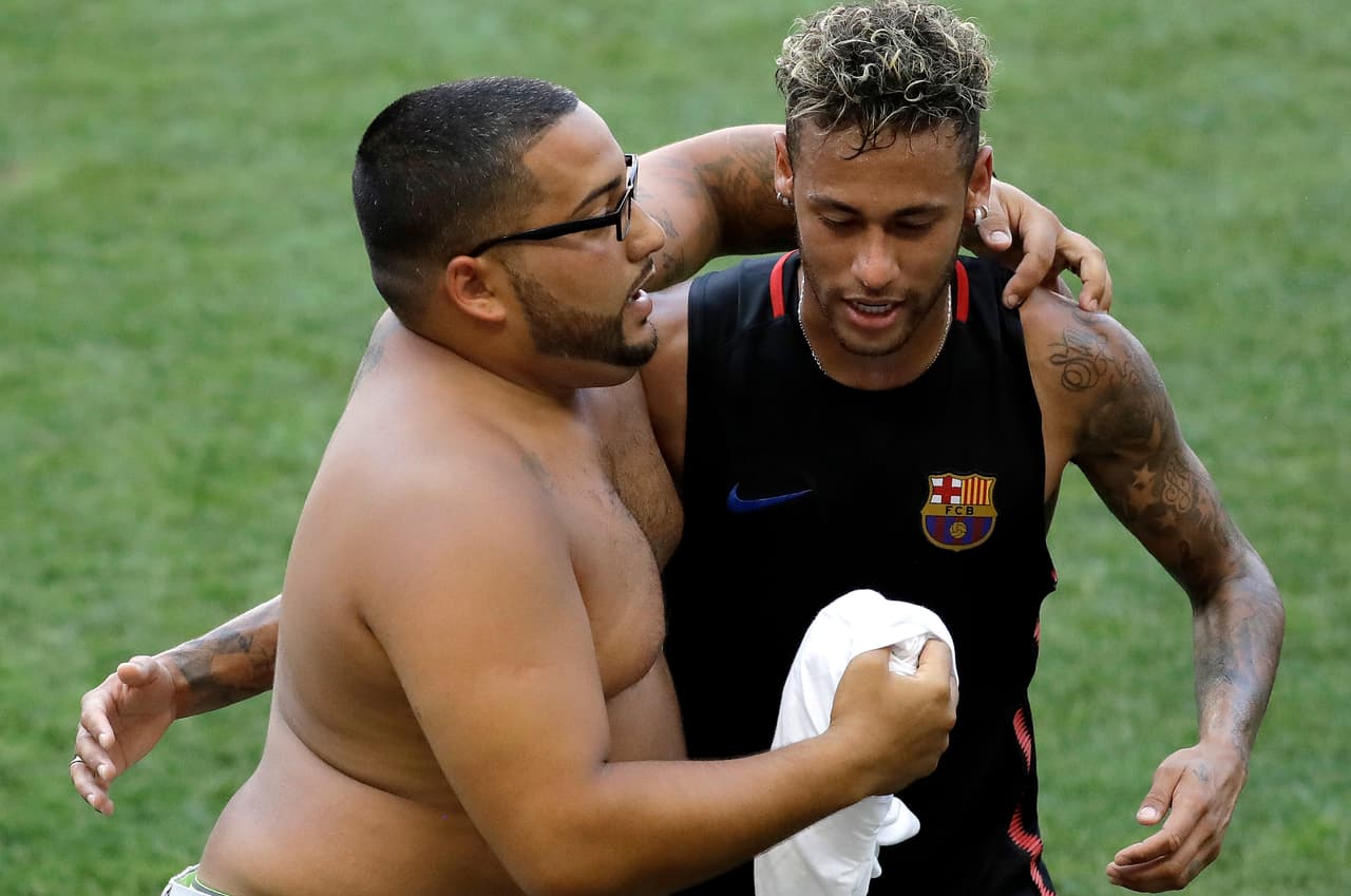 Messi y Neymar Jr despertaron la máxima expectación en su tardía salida al campo, especialmente el brasileño, que arrancó silbidos y algún "no te vayas", a raíz de los rumores que lo sitúan volando fuera del FC Barcelona, al PSG.