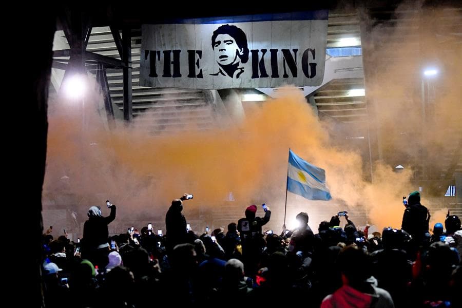 Tributo a Maradona en Nápoles: Los aficionados han convertido el estadio en un santuario en memoria del argentino. Cientos de velas, rosas azules, fotografías, bufandas y camisetas han sido colocadas frente a las rejas del estadio.