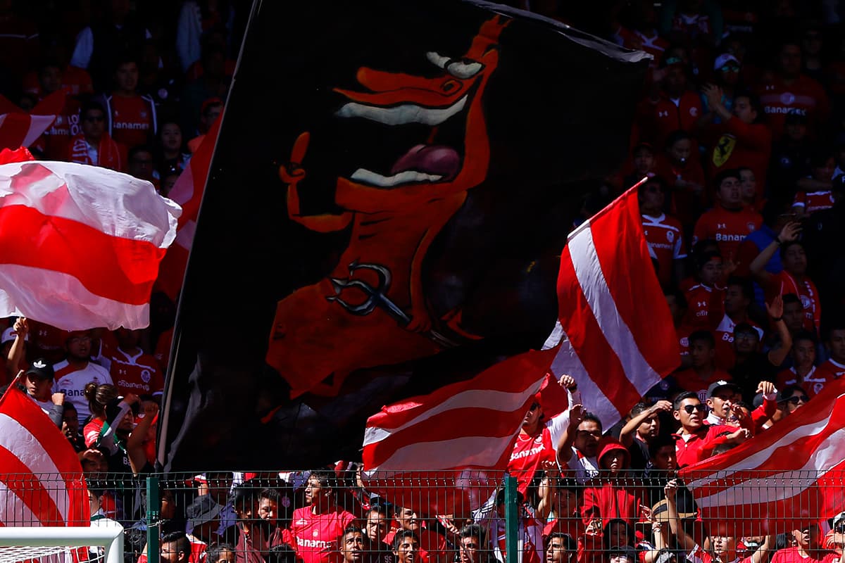 Los Diablos Rojos del Toluca con la fiesta armada para el partido.