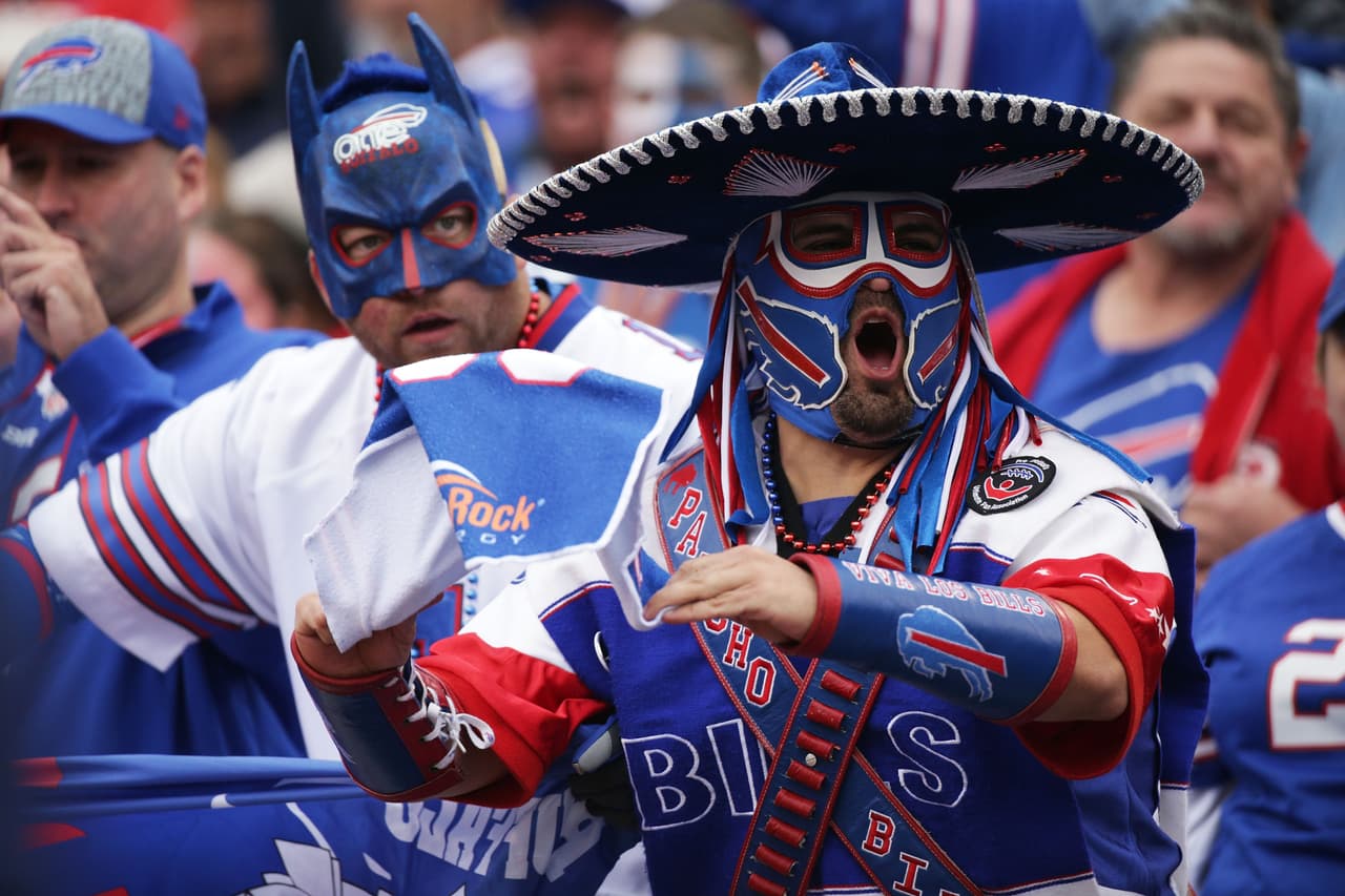 Ezra Castro, fanático de Buffalo Bills que destacó por su personaje de 'Pancho Billa' para mostrar el orgullo de su herencia mexicana, falleció a sus 39 años en UT Southwestern Medical Center en Dallas tras batallar contra el cáncer.