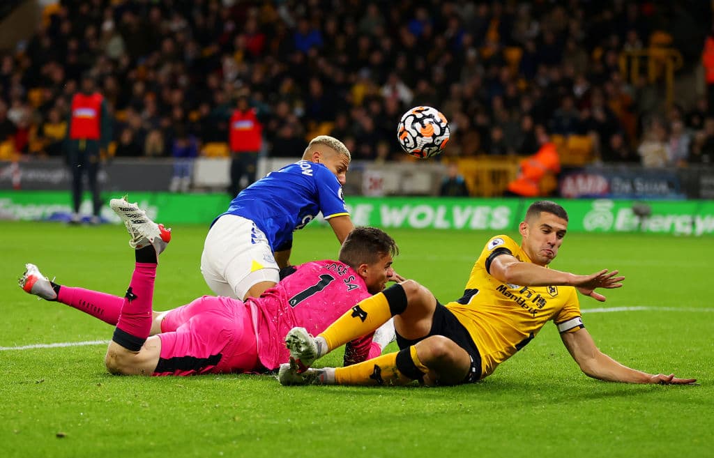 Wolverhampton se impone en el Molineaux ante Everton 2-1, durante la Jornada 10 en la Premier League. Max Kilman anotaba el primero para los locales al 28', pero Alex Iwobi emparejaba el partido a los 66' pero un golazo del mexicano Raúl Jiménez, le dio la victoria a los Wolves sobre los Toffees.