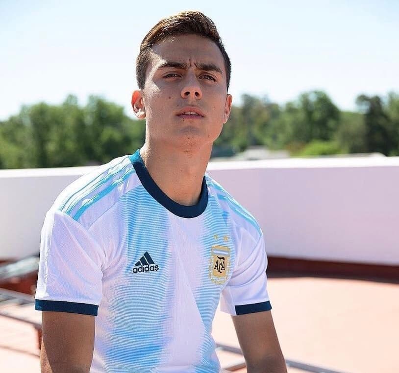 Las franjas más gruesas, el azul naval y el blanco vuelven a ser los principales atractivos de la playera de la selección Argentina, cuyo lanzamiento tuvo a Lionel Messi, Paulo Dybala, Lautaro Martínez, Ángel Correa.