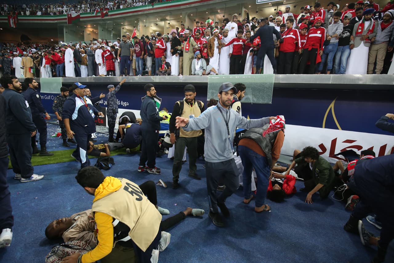 40 personas resultaron heridas por la caída de una barrera del estadio de Kuwait City, al término de la final de la Gulf Cup, que midió a Omán con Emiratos Árabes Unidos.